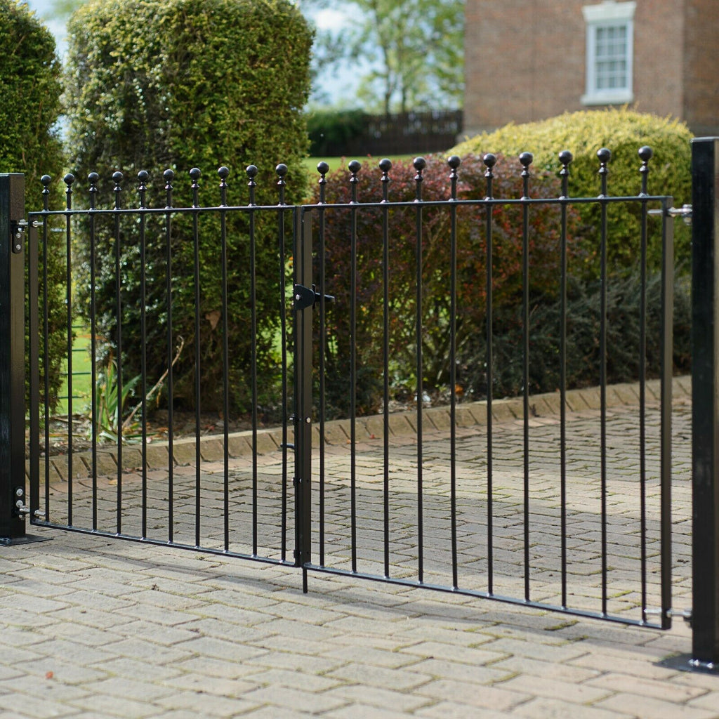 Lifestyle shot of Mousehole Flat Top Driveway Gate 